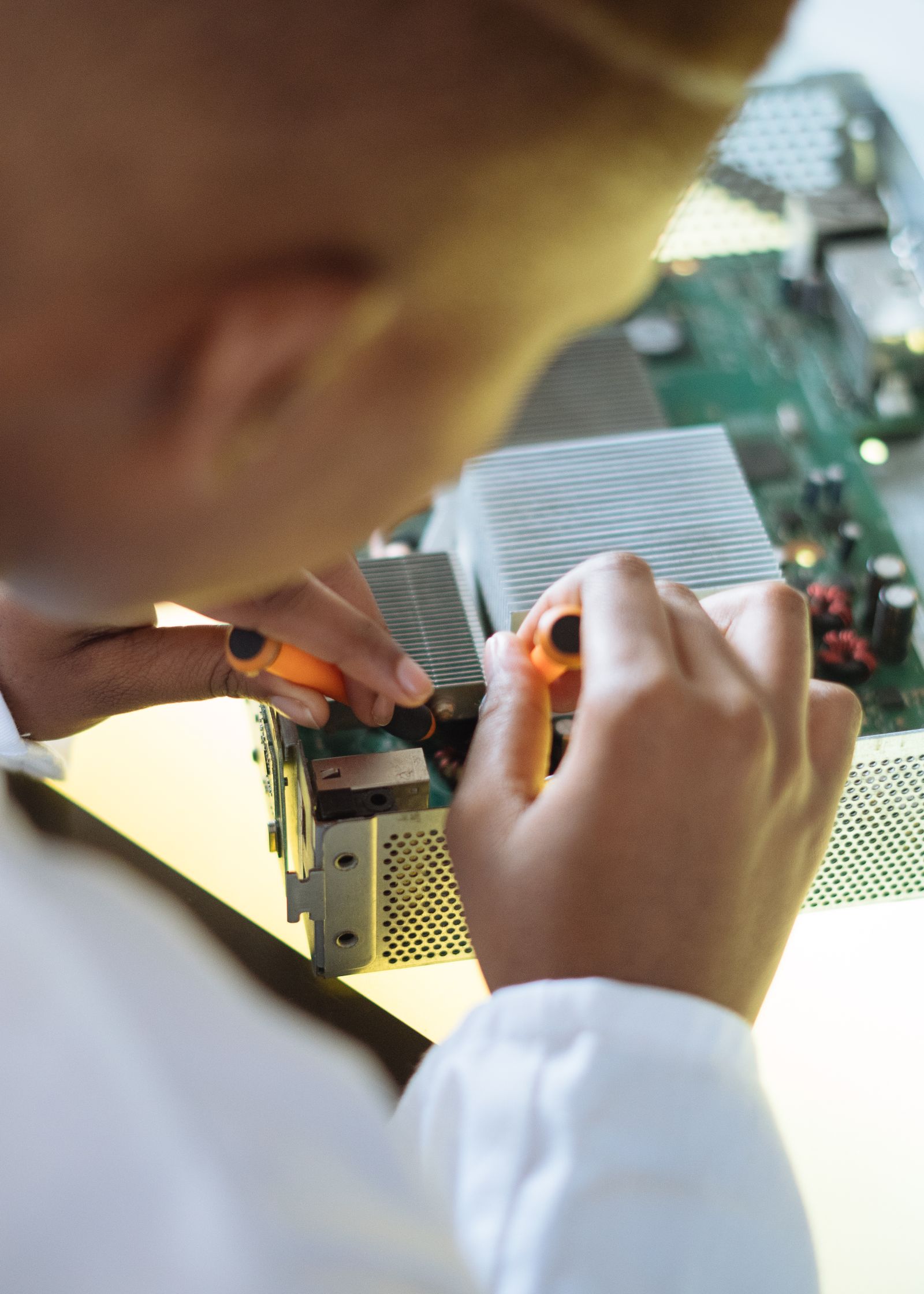Persona ensamblando un componente electrónico; fotografía ilustrativa
